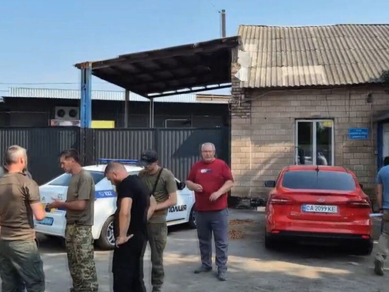 Сморід, мільйонні борги та поліція за кнопкою: як м’ясокомбінат «Омега Три» труїть Золотоношу під прикриттям суду