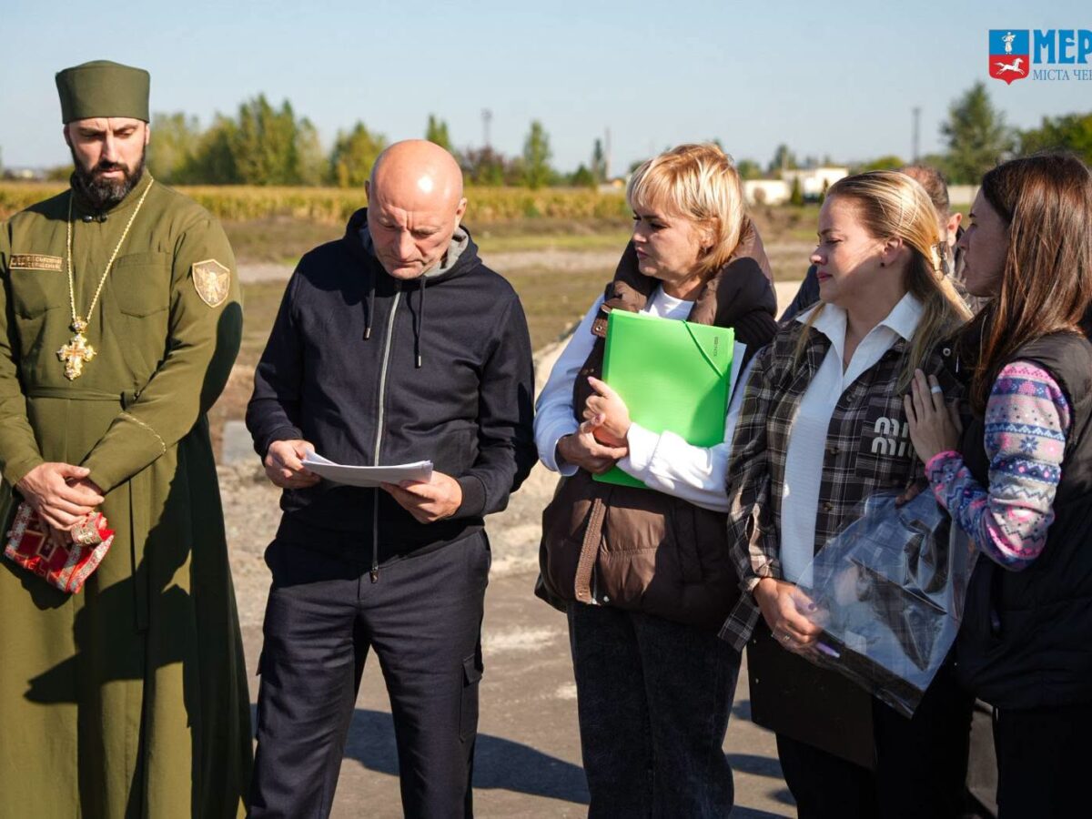 Представники міської влади Черкас зустрілися із родинами загиблих захисників на меморіальному цвинтарі