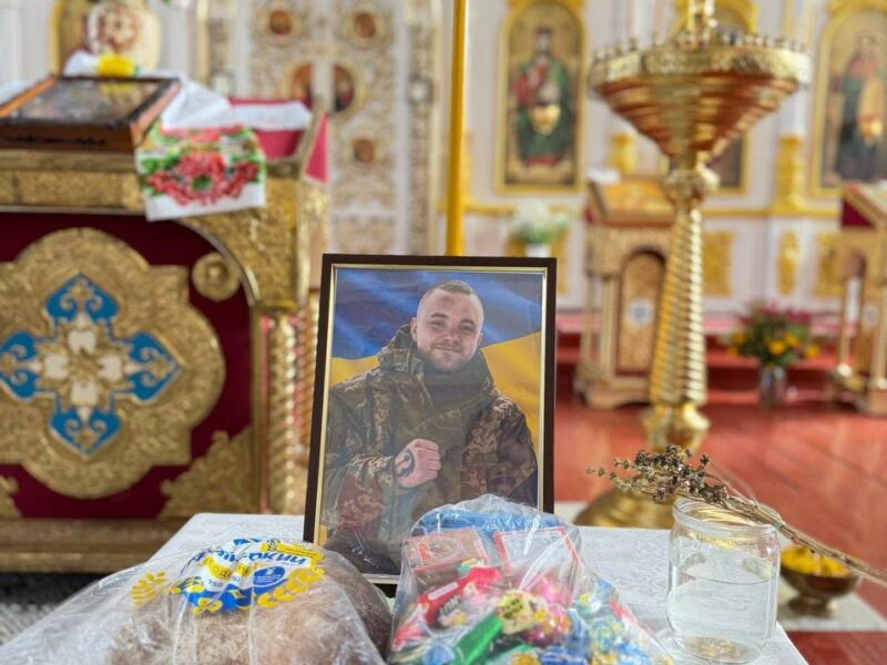 Городищенська громада провела в останню путь Героя