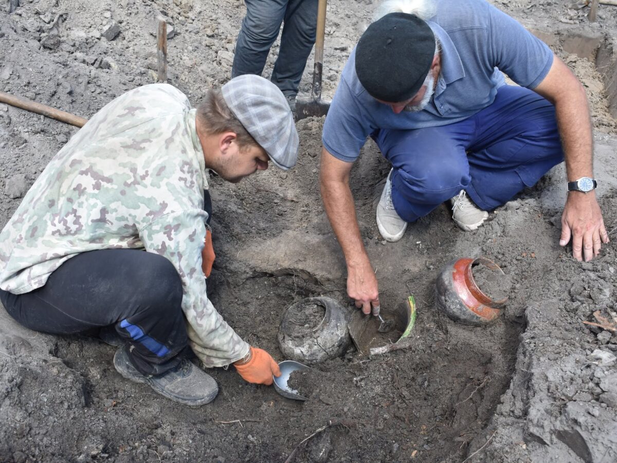 Під час розкопок на черкаському Казбеті виявили старовинний посуд і монети
