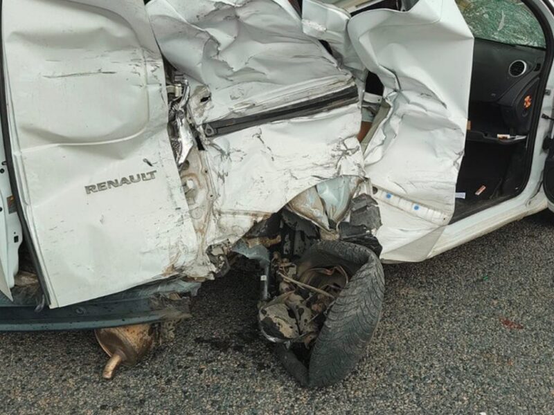 На Уманщині бус врізався у припарковане авто