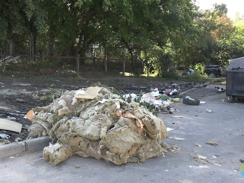 У Черкасах біля контейнерів залишили небезпечні відходи