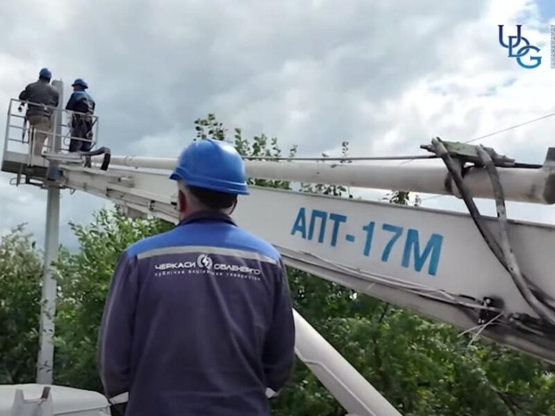 Замінюють опори і проводи: на Черкащині оновлюють повітряні лінії електропередачі