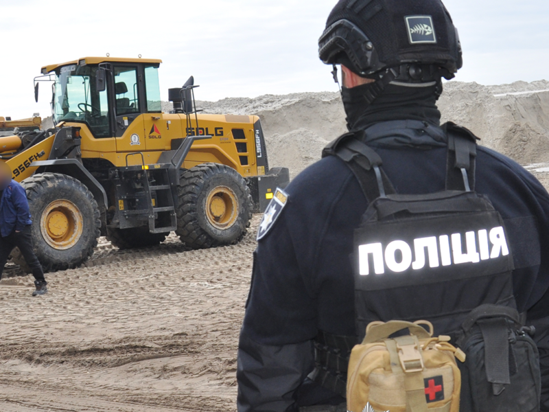 Правоохоронці викрили ділків, які не законно видобували пісок на Черкащині