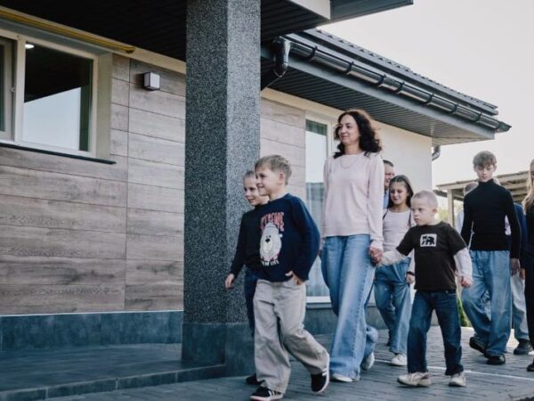 Родина, яка виховує вісьмох дітей, отримала новий дім у Золотоноші