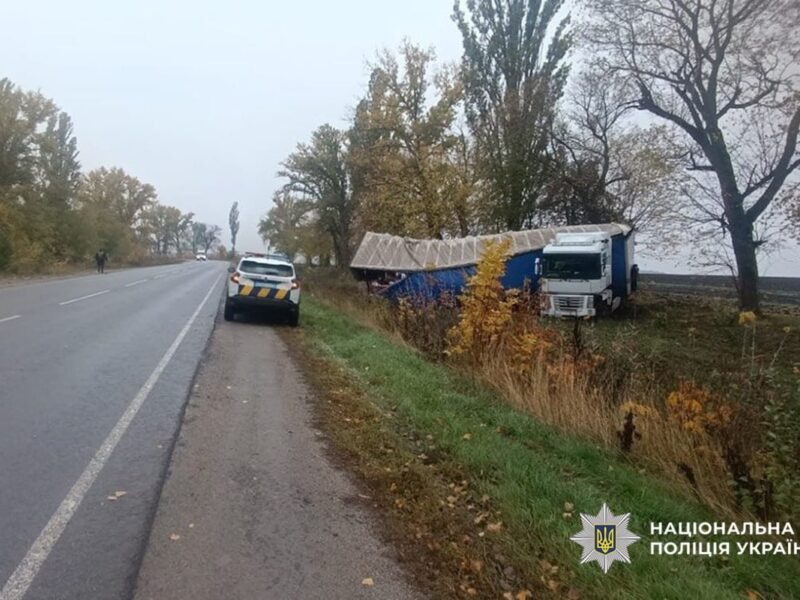 На Звенигородщині вантажівка з’їхала в кювет