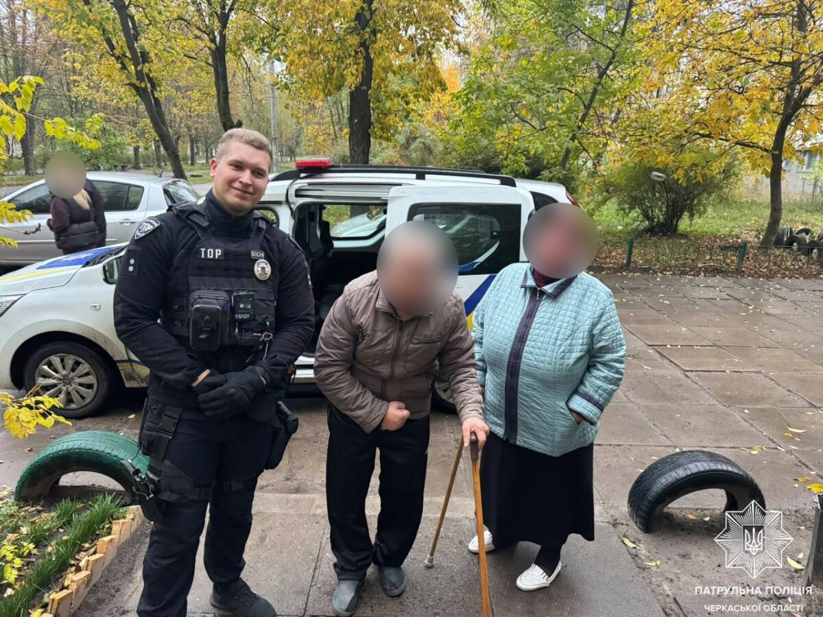Черкаські патрульні повернули додому дідуся, який загубився