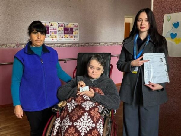 Після 31 року з тимчасовим документом жителька Черкащини отримала перший паспорт