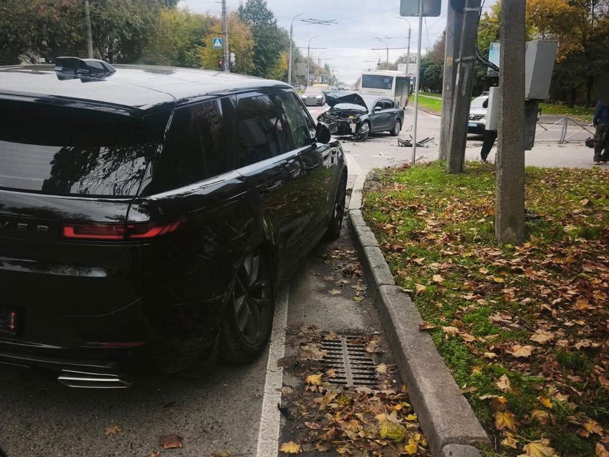 На перехресті в Черкасах зіткнулися “Рендж Ровер” та “Шкода”